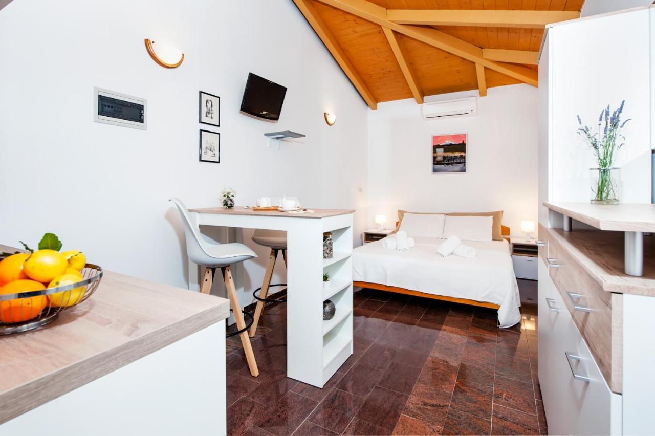 Apartments Carmelo ロヴィニ エクステリア 写真